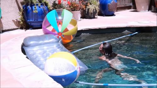 avas-beach-ballpool-fun_2.jpg