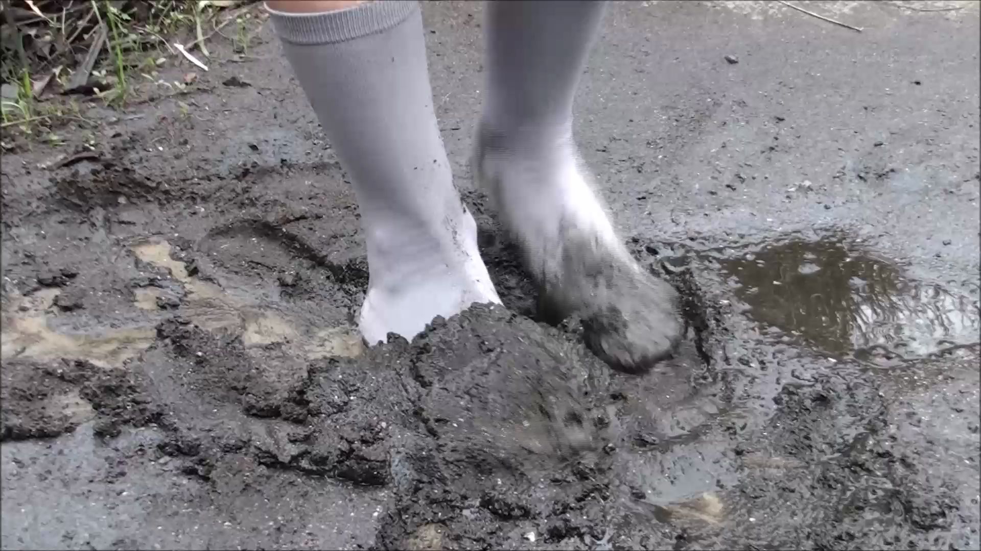 julie-trashes-ck-dress-socks_main.jpg